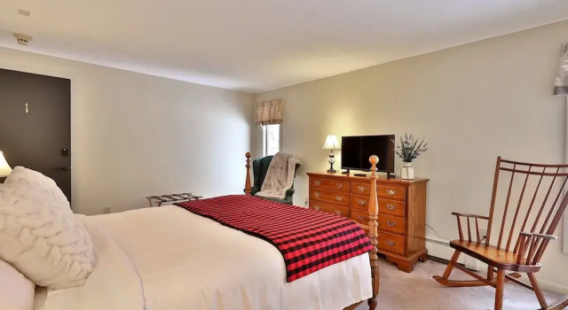 The Birch Ridge: Colonial Maple Room #1 - Queen Suite In Renovated Killington Lodge 1 Bedroom Home, Забронировать Дом для отпуска Отели Killington Ski с парковкой, Парковка