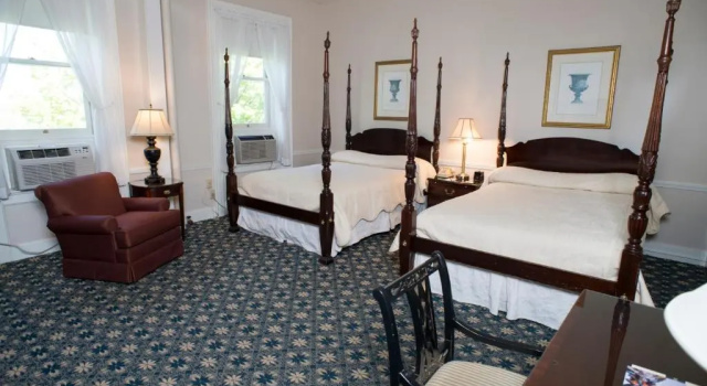 Четырёхместный номер Luxury Middlebury Inn