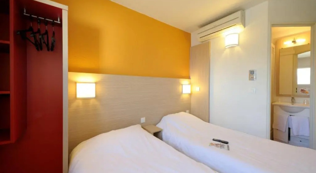 Трёхместный номер Standard with shower Hôtel Kennedy Parc des Expositions