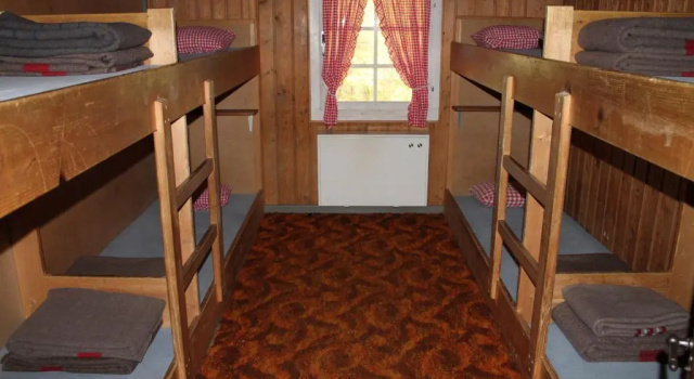 Кровать в общем номере Hotel Posthaus Urigen