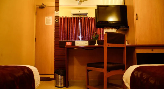 OYO Rooms Bandra West, Забронировать Отель Отели штата Махараштры с парковкой, Парковка