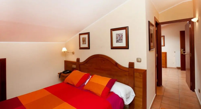 Четырёхместный номер Standard с балконом Hotel Montané