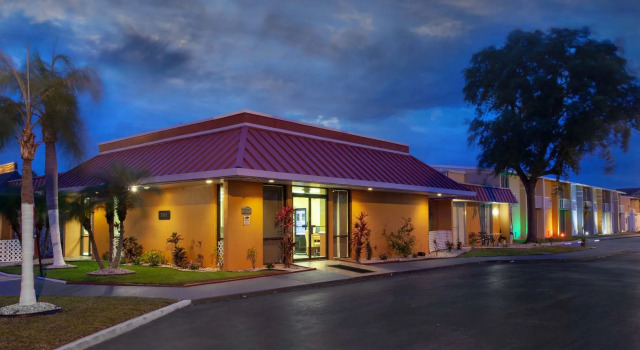 Stayable Kissimmee East, Забронировать Отель Киссимми Диснейуорлд Орландо, рядом с Crystalbrook Golf Course