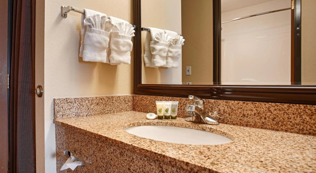 Четырёхместный люкс с балконом Best Western Plus Corning Inn