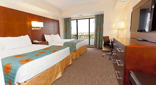 Двухместный люкс Superior с видом на озеро Ramada Plaza by Wyndham Orlando Resort & Suites Intl Drive - Newly Renovated!