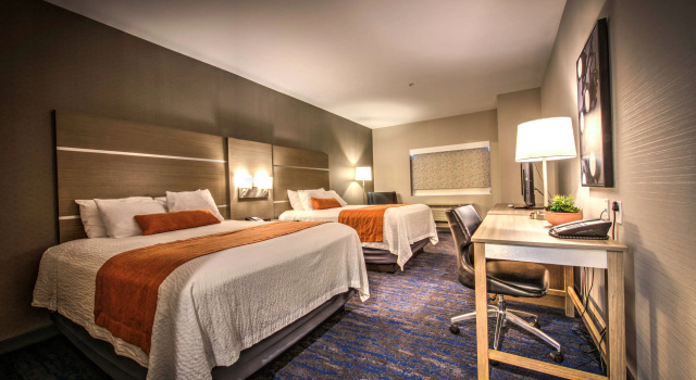 Четырёхместный номер Standard Best Western Plus Media Center Inn & Suites