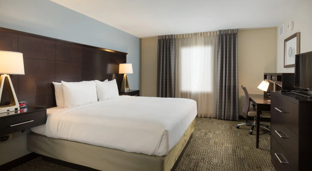 Двухместный люкс Staybridge Suites Corona South by IHG