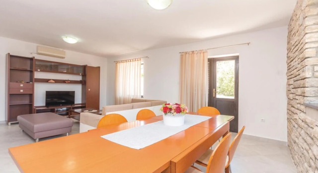 Holiday Home Crljenica Bb Cr, Забронировать Отель Остров Углян , рядом с Пляж Бибинье