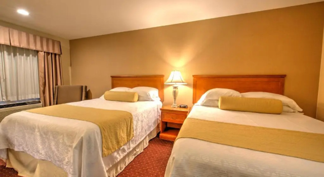 Четырёхместный номер Standard Burbank Inn and Suites