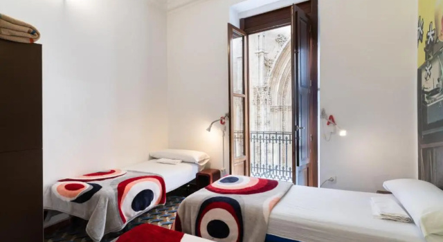 Кровать в общем номере Home Youth Hostel by Feetup Hostels