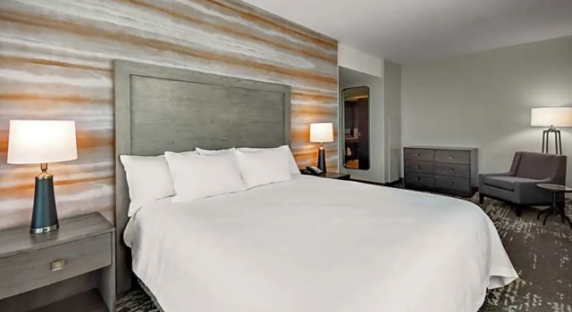 Люкс Embassy Suites by Hilton Jonesboro Red Wolf Convention Center