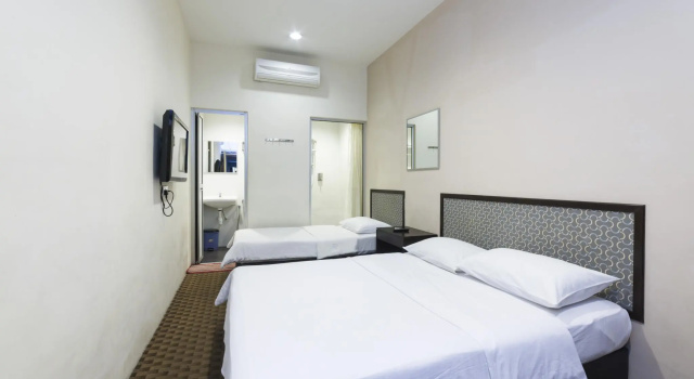 Трёхместный семейный номер Standard Raintree Hotel