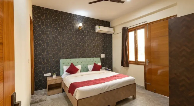 Номер Deluxe FabHotel Divine & Banquet