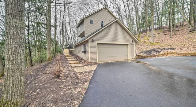 2 Mi to Tunnel of Trees: Home w/ Furnished Deck, Buchen Sie Ferienhaus Bay Harbor Michigan