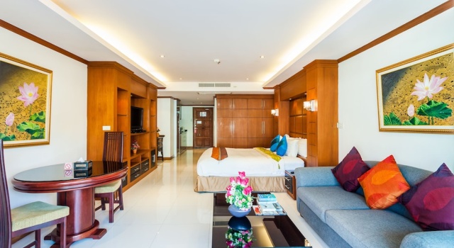 Студия с балконом Tara Court Condo