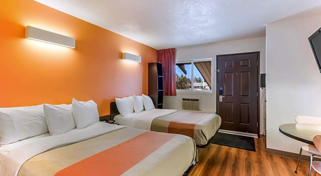Четырёхместный люкс Motel 6-Lethbridge, AB