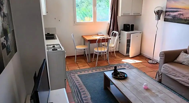 Chambre basilic 2p, 2 nuits max, dans petit chalet 6km du festival de piano de la roque d\anthéron, Забронировать Шале Отели Ронь с бассейном, Бассейн