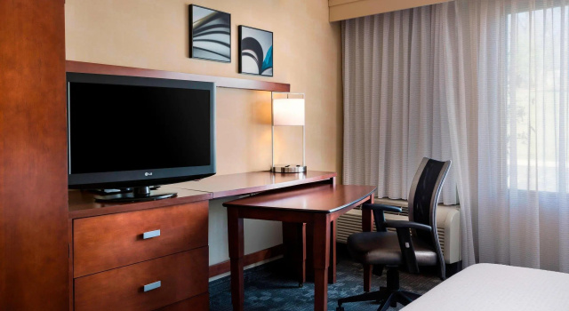 Двухместный люкс с 2 комнатами Courtyard by Marriott Kansas City Shawnee
