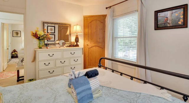 7 Mi to The Biltmore: 'Le Canard' Cottage w/ Porch, Book Feriehus Arden 