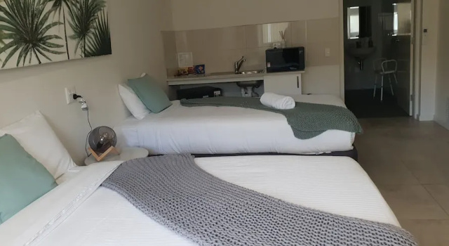 Трёхместный номер Deluxe Carlton Suites