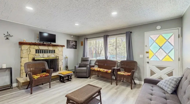 Коттедж Dog-friendly Retreat w/ Fireplace - Near Hiking