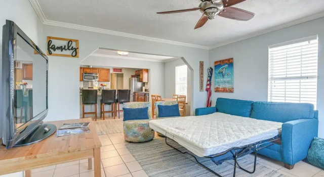 Convenient Galveston Home < 1 Mi to Beach!, Varaa Lomakoti Houston hotellit, joissa on pysäköinti, Pysäköinti