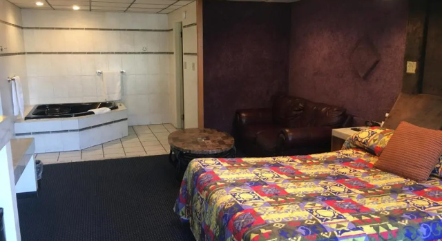 Двухместный люкс Midway Inn & Suites