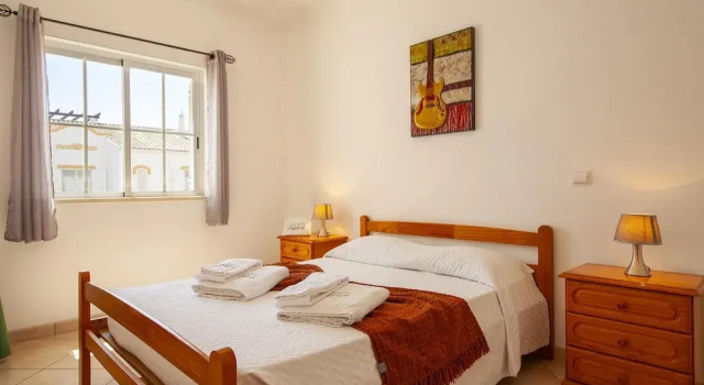 FF 02 - Bedroom 2 in Sea Breeze Guesthouse, Book Lejlighed Lagos Albufeira