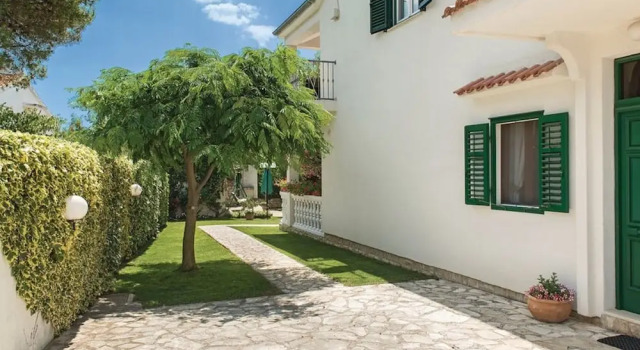 Lovely 4 Bedroom Apartment with Beautiful Garden And Terrace, 50m From the Beach, 예약 아파트 Jadrija 시베니크