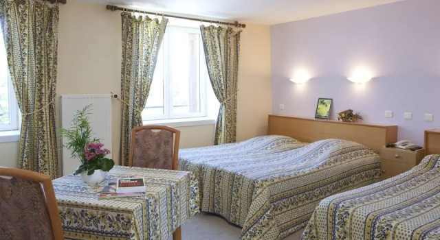 Logis Hotel Restaurant des Sapins, Забронировать Отель Отели Ardèche с завтраком, Завтраки