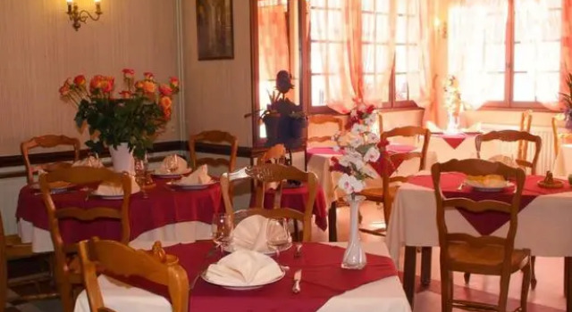 Logis Hotel Le Plat Detain, Boek Hotel Jouarre Seine-et-Marne