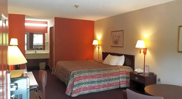 Четырёхместный номер Standard Days Inn by Wyndham Adairsville