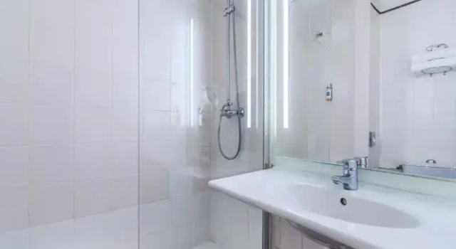 Четырёхместный номер Comfort Hotel Paris Porte dIvry