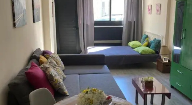 Newly Refurbished Big Central Studio, less than 100m to the sea, Boek Appartement Limasol Limassol