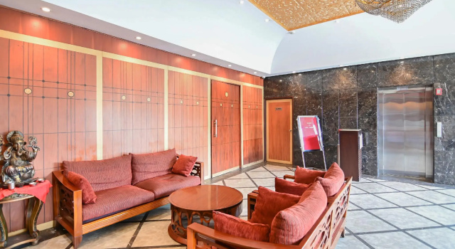 Townhouse OAK Hotel Edesia, Забронировать Отель Отели штата Уттар-Прадеша с парковкой, Парковка