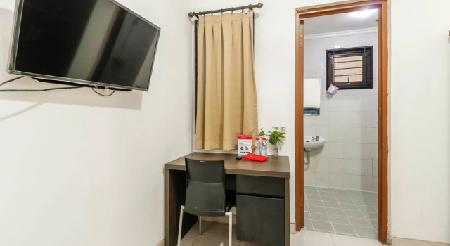 RedDoorz Plus near Trisakti University, Boek Pension Grogol Cilandak