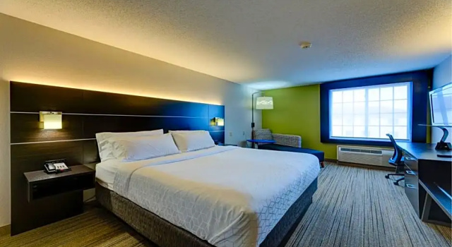 Двухместный люкс с 2 комнатами Holiday Inn Express & Suites Ashtabula-Geneva by IHG