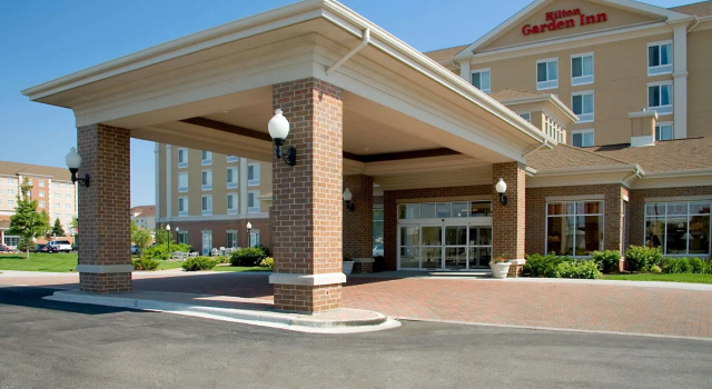 Кровать в общем номере Hilton Garden Inn Chicago/Midway Airport