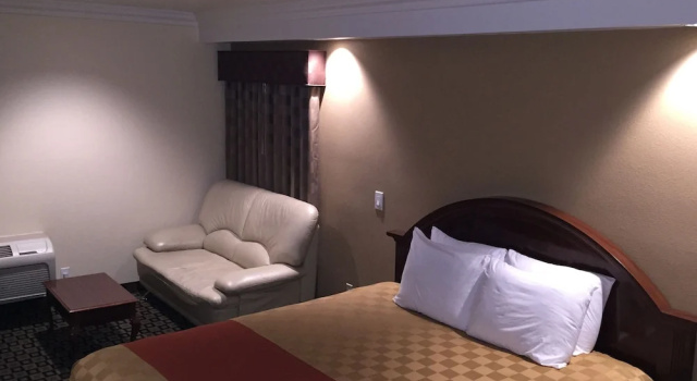 Номер Deluxe Ontario Inn & Suites