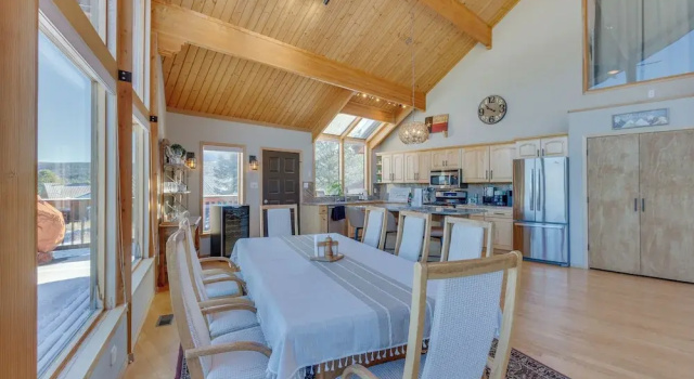 3 Mi to Ski Resort: Spacious Angel Fire Retreat, Забронировать Дом для отпуска Виллы Таос-Ски-Вэлли, Вилла