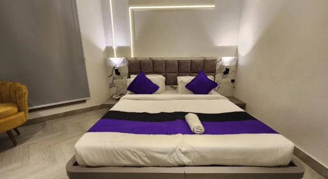 Square 9 Inn - Near Fortis & Huda City Centre