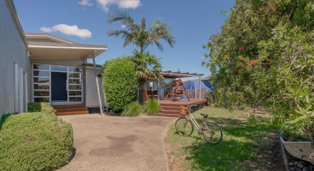 Harbourside Haven - Matarangi Holiday Home, Забронировать Отель Отели региона Бей-оф-Пленти с парковкой, Парковка