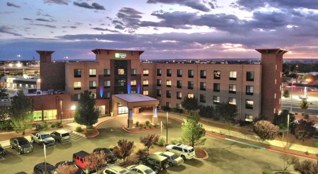 Четырёхместный номер Standard с видом на горы Holiday Inn Express & Suites - Albuquerque East by IHG
