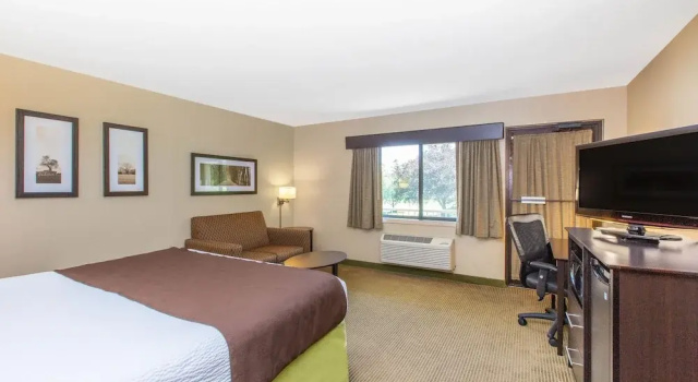 Двухместный номер Deluxe с балконом AmericInn by Wyndham Okoboji