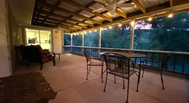 Коттедж с 5 комнатами Riverfront Farm House - Guadalupe River - River Amenity Included