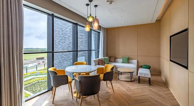 Люкс с видом на бассейн Holiday Inn Shanghai Chongming