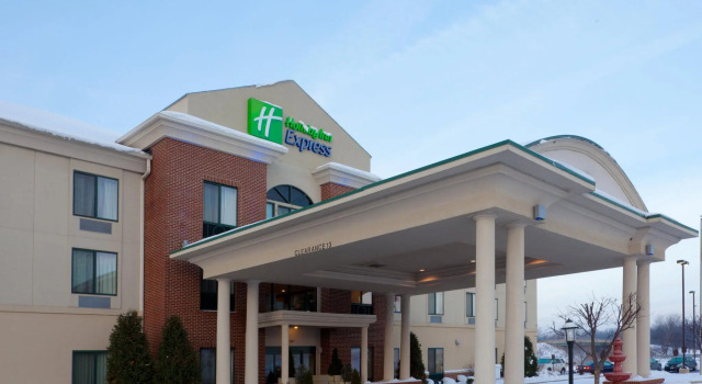 Holiday Inn Express Newton Falls by IHG, Rezervovat Hotel Ravenna Ohio