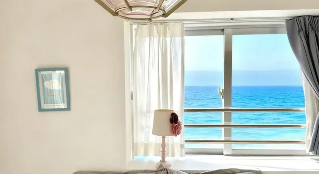 SunSea Okinawa Stunning Ocean View 2BR Sleeps 6 20 min from Airport 3 min to Shopping Mall, Boek Hotel Okinawa Hotels met Parkeerplaats, Parkeren