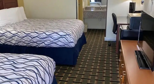Четырёхместный номер Standard West Bank Inn