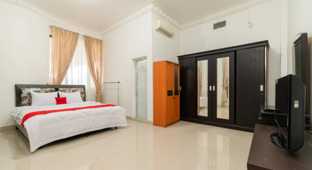 Люкс RedDoorz Syariah near Universitas Putra Indonesia Padang